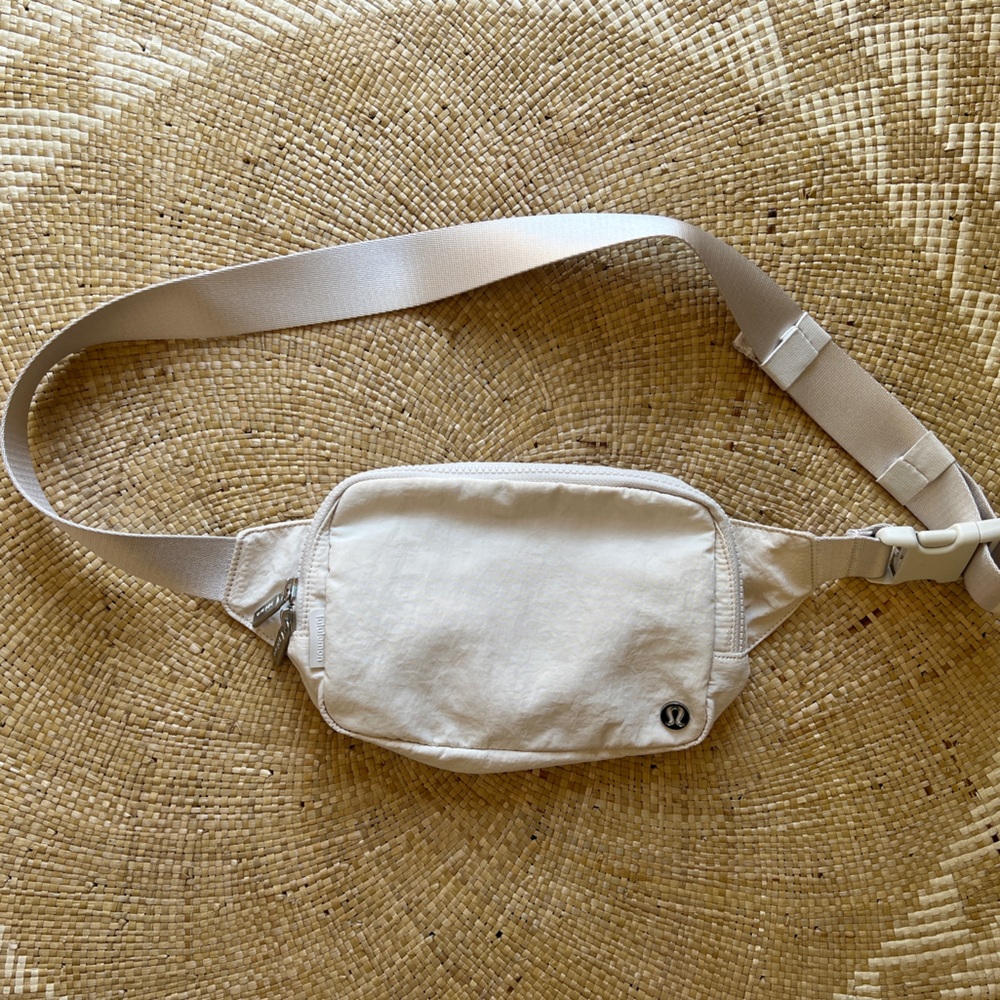 Everywhere Belt Bag Large 2L — Cream Colored